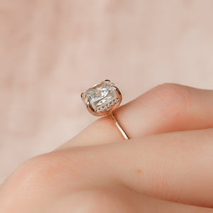 The Crown Kamellie Set With A 2 Carat Cushion Lab Diamond