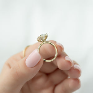 The Crown Kamellie Set With A 2.5 Carat Oval Moissanite