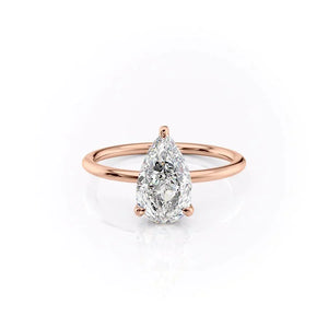 The Crown Kamellie Set With A Pear Moissanite