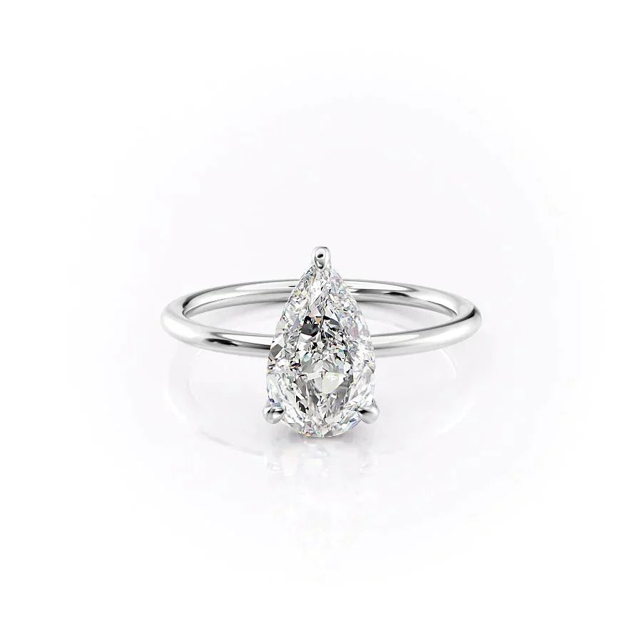 The Crown Kamellie Set With A Pear Moissanite