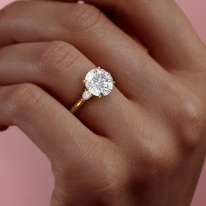 The Pears Liv Set With A 2.5 Carat Round Lab Diamond