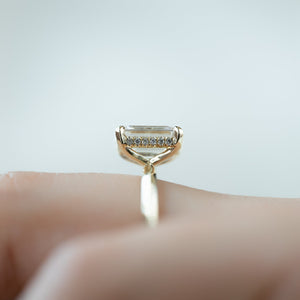The Razor Kamellie Set With A 1 Carat Emerald Lab Diamond