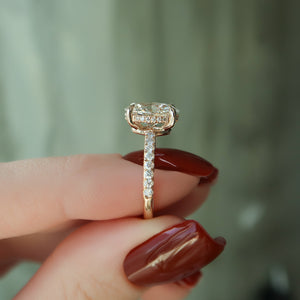 The Low Profile Kamellie Set With A 3 Carat Oval Lab Diamond
