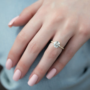The Low Profile Kamellie Set With A 1.5 Carat Round Lab Diamond