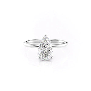The Low Profile Kamellie Set With A Pear Moissanite