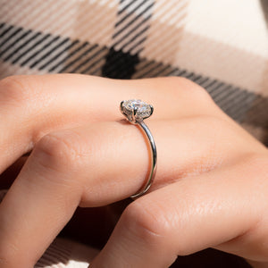 The Low Profile Kamellie Set With A 2 Carat Round Lab Diamond