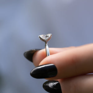 The Petal Kamellie Set With A 2 Carat Oval Lab Diamond