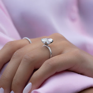 The Petal Kamellie Set With A 2 Carat Oval Lab Diamond