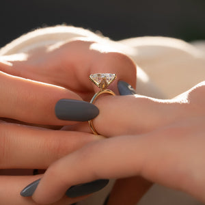 The Petal Kamellie Set With A 2 Carat Oval Lab Diamond