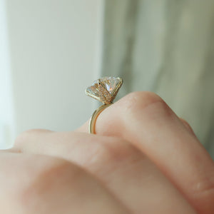 The Petal Kamellie Set With A 2.5 Carat Round Lab Diamond