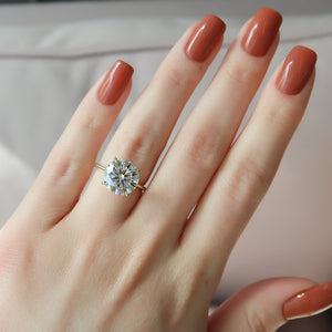 The Petal Kamellie Set With A 2.5 Carat Round Lab Diamond