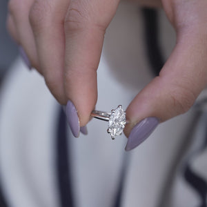 The Razor Kamelie - Engagement Ring Made in White Gold