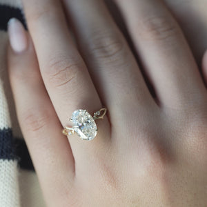 The Razor Kamelie - Engagement Ring Made in Yellow Gold