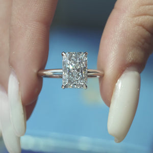 The Razor Kamelie - Engagement Ring Made in White Gold