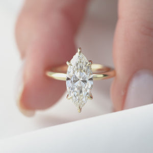The Razor Kamelie - Engagement Ring Made in Yellow Gold