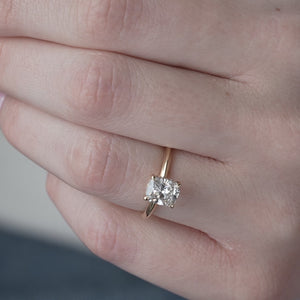 The Razor Kamelie - Engagement Ring Made in Yellow Gold