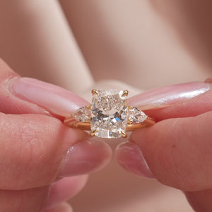 The Pears Liv - Engagement Ring Made in Yellow Gold