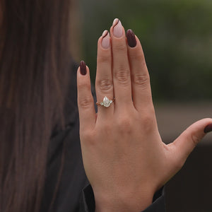 The Lia - Engagement Ring Made in Yellow Gold