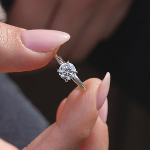 The Low Profile Kamelie - Engagement Ring Made in White Gold
