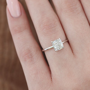 The Low Profile Kamelie - Engagement Ring Made in White Gold